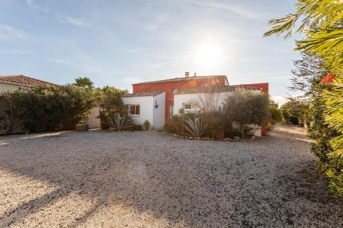 une image d'une maison avec une cour dans l'établissement Spacious 210 m villa in Cap d’Agde!, au Cap d'Agde