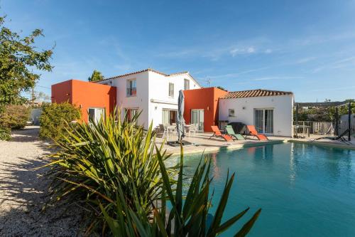 une villa avec piscine devant une maison dans l'établissement Spacious 210 m villa in Cap d’Agde!, au Cap d'Agde