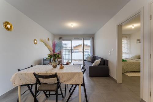 une salle à manger et un salon avec une table et des chaises dans l'établissement L'Arlésien - A 15 min du Parc Naturel Régional de Camargue, à Arles