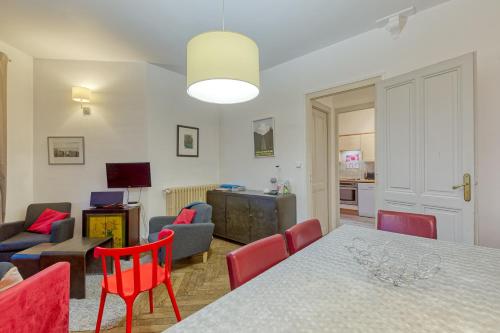 un salon avec une table et des chaises de salle à manger dans l'établissement Snow Tram - Proche piste et thermes, à Saint-Gervais-les-Bains
