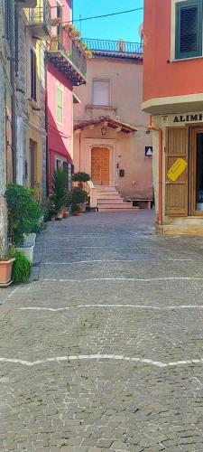 una calle vacía en una ciudad con edificios en U cafè, en Monte San Giacomo