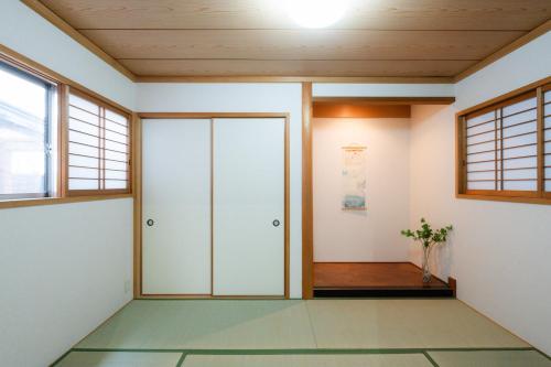 an empty room with a door and windows at LN23 神戸三宮駅と新神戸駅から交通至便3LDK憩House in Kobe