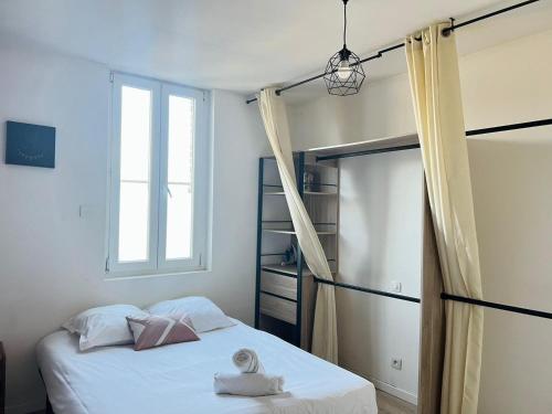 une chambre avec un lit superposé et une fenêtre dans l'établissement Le Gateway, à Calais