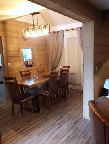 une salle à manger avec une table et des chaises en bois dans l'établissement Maison de montagne, à La Cabanasse
