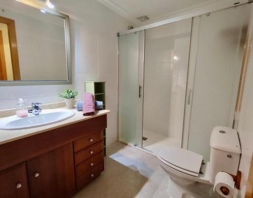 O baie la Spacious Apartment Close to the Beach