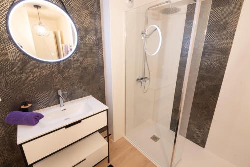 une salle de bain avec un lavabo et une douche dans l'établissement Elégant Appartement 2 chambres bord de mer par Groom, à Ploemeur