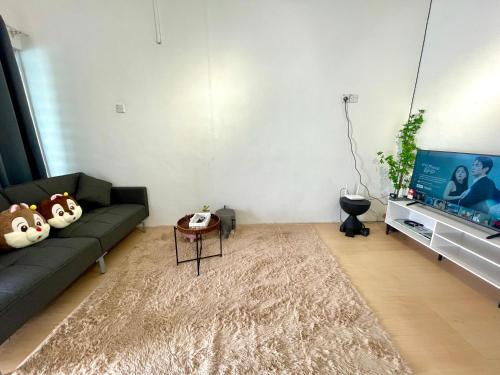a living room with a couch and a tv at Cozy10perwira#6pax#Netflix#neariconcity&iconicpoint in Simpang Ampat