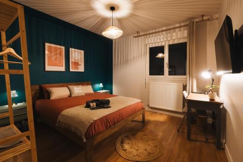 - une chambre avec un lit, une échelle et une fenêtre dans l'établissement Pisana House - Appartement de charme tout confort, à Annemasse