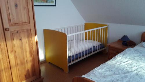 Ένα ή περισσότερα κρεβάτια σε δωμάτιο στο gepflegtes Ferienhaus Lüttje-Lara in Neßmersiel