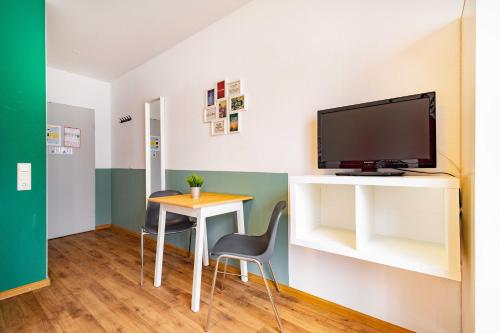 Televisyen dan/atau pusat hiburan di StayInn Hostel und Gästehaus