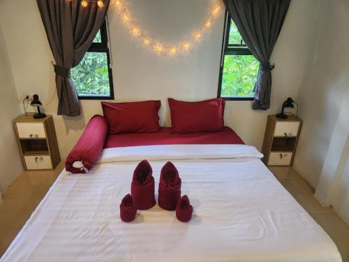 เตียงในห้องที่ Peaceful garden Luna House