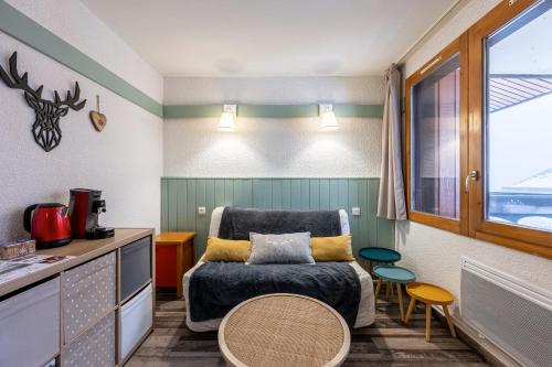 une petite chambre avec une chaise et une table dans l'établissement Séjour à la montagne - Éperviere, à La Plagne Tarentaise