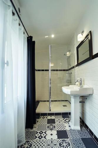 une salle de bain avec un lavabo et une douche dans l'établissement Le château de Willival pour 15 pers avec piscine, à Saint-Ciers-dʼAbzac