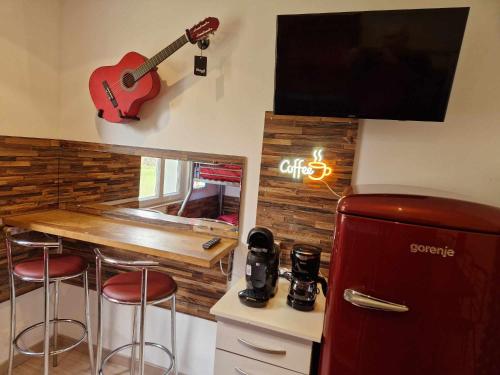 06 - Très joli 2 pièces neuf climatisé pour 1 à 4 personnes avec 3 lits, vue sur jardin, parking privatif gratuit, grand fourgon possible, tout le linge de maison est fourni