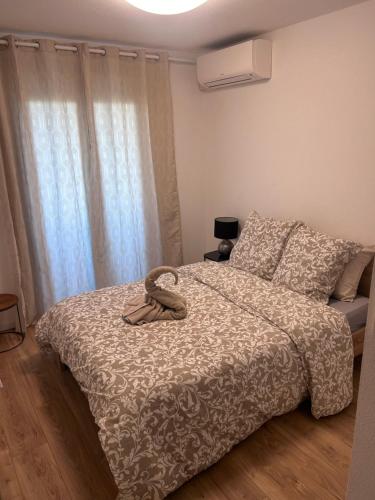 - une chambre avec un lit avec un serpent dans l'établissement Olympie, airport, train and tram station Fully equipped for 3 peoples, à Nice