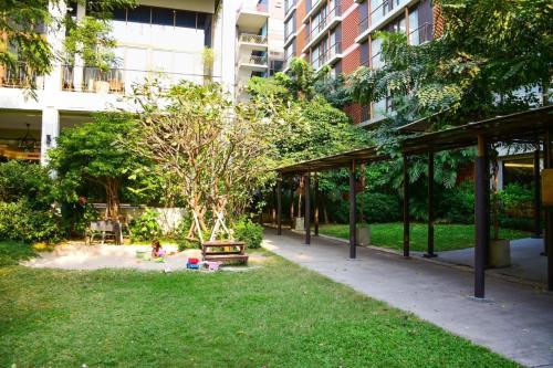 Сад в Balcony Courtyard Sriracha Hotel & Serviced Apartments