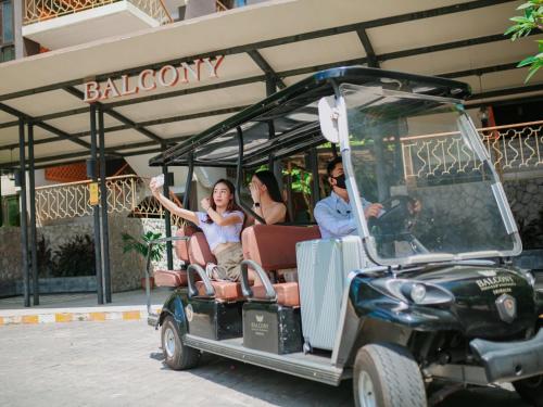 Гости Balcony Courtyard Sriracha Hotel & Serviced Apartments