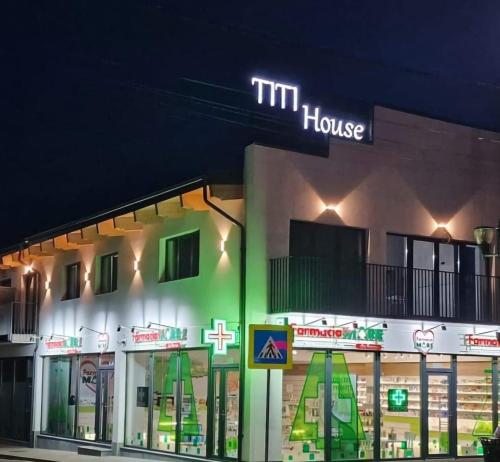 a building with a sign that reads inn house at Titi House Borsa in Borsa