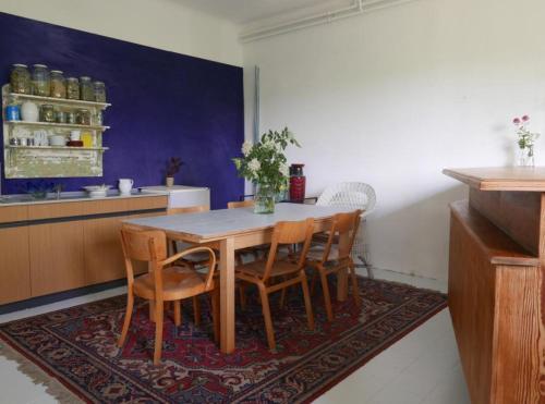 a dining room with a table and chairs in a kitchen at Unter einem Dach in Raabs an der Thaya