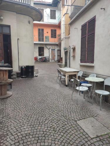 an empty courtyard with tables and chairs in a building at Appartamento in centro Tollegno in Tollegno