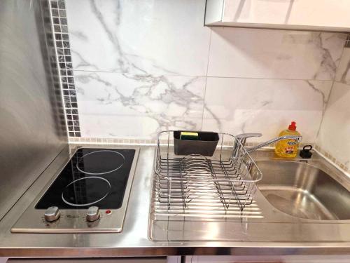Η κουζίνα ή μικρή κουζίνα στο 06 - Très joli 2 pièces neuf climatisé pour 1 à 4 personnes avec 3 lits, vue sur jardin, parking privatif gratuit, grand fourgon possible, tout le linge de maison est fourni