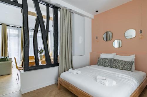 une chambre avec un lit et une grande fenêtre dans l'établissement Relax in on Old Art Galery, à Paris