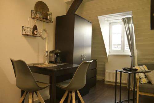Fotografie z fotogalerie ubytování Stilvolle Altbauwohnung, Apartment Aus & zeit v destinaci Höhr-Grenzhausen