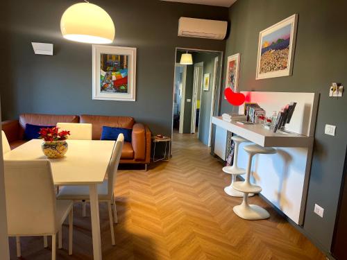una sala de estar con una mesa y un sofá en Cutelli Home Catania, en Catania