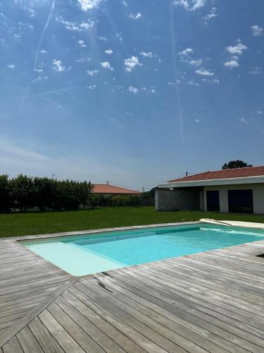 une piscine dans une cour à côté d'une maison dans l'établissement Villa De L'Amiral - LUXE ET DETENTE A POMMEVIC, à Pommevic