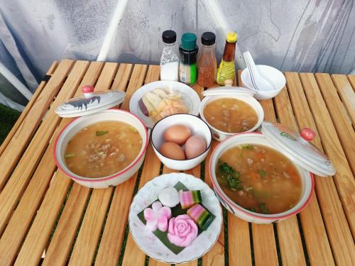 Ban Huai Tiแคมป์ปิ้ง อิงว้า的桌上放着汤和其他食物