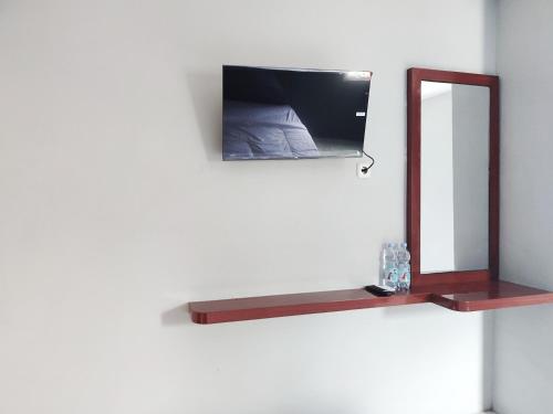 Μια τηλεόραση ή/και κέντρο ψυχαγωγίας στο RedDoorz Near Sam Poo Kong 4 Semarang