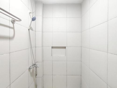 Ένα μπάνιο στο RedDoorz Near Sam Poo Kong 4 Semarang
