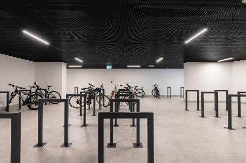 a room with a bunch of bikes on display at Luksusowe, Klimatyzowane Studio w Centrum Katowic z Pięknym Widokiem na Miasto, Wanną z Hydromasażem, Biurkiem i Parkingiem by Renters Prestige in Katowice