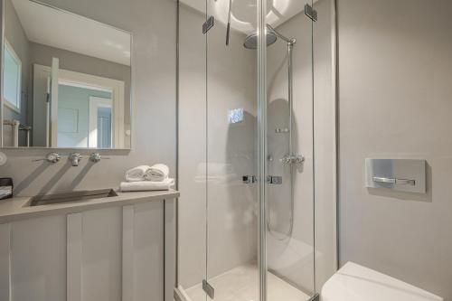 a bathroom with a shower and a toilet and a sink at Kampens Herzstück in Kampen