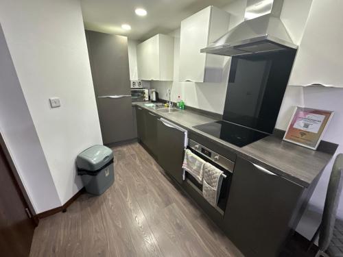 Kuchyň nebo kuchyňský kout v ubytování 1BR Hideaway Near NEC & Resorts World - Ideal for Travelers