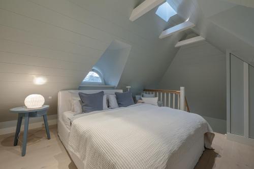 a bedroom with a white bed and a window at Kampens Herzstück in Kampen