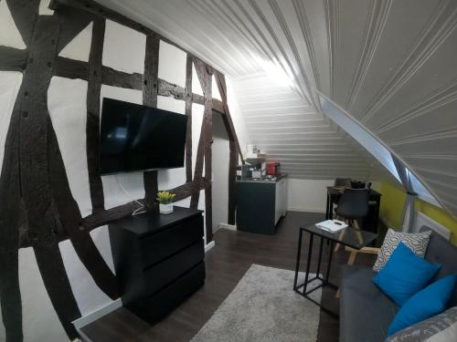 ヘール・グレンツハウゼンにあるStilvolle Altbauwohnung, Apartment Schlaf & gutのソファと薄型テレビのあるリビングルーム