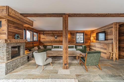 un salon avec une table et des chaises et une cheminée dans l'établissement Chalet Eagle - LES GETS, à côté du lac et des pistes, superbe vue, aux Gets