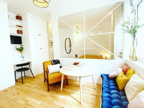 un salon avec un canapé et une table dans l'établissement Tres bel appartement a Paris - FLAT-GUEST, à Paris