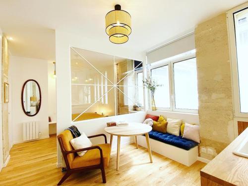 un salon avec un canapé et une table dans l'établissement Tres bel appartement a Paris - FLAT-GUEST, à Paris