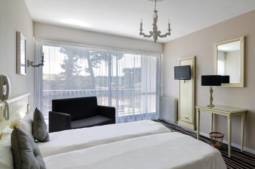 Postel nebo postele na pokoji v ubytování Hotel du Parc