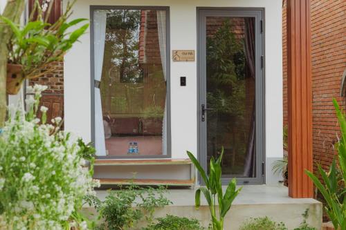 Ein Garten an der Unterkunft Homestay Hơ Đơng