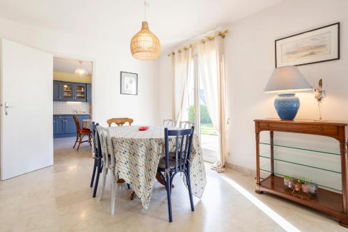 une salle à manger avec une table et des chaises dans l'établissement Ty Mamm, 5 min plage, 3 chb, au Guilvinec