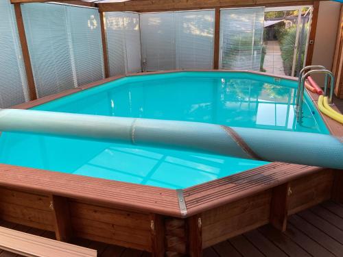 - une vue sur la piscine dotée d'un toboggan dans l'établissement Domus 26 Chambre Meridionalis, à Montaigu-Vendée