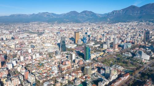 Nespecifikovaný výhled na destinaci Tirana nebo výhled na město při pohledu z hotelu