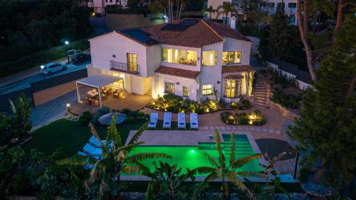 VACATION MARBELLA I Villa Azahar Retreat, Paradise for Golfers, Private Heated Pool, BBQ Grill, Close to the Best Beaches and High-end Restaurants