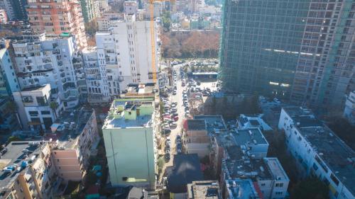 Nespecifikovaný výhled na destinaci Tirana nebo výhled na město při pohledu z hotelu