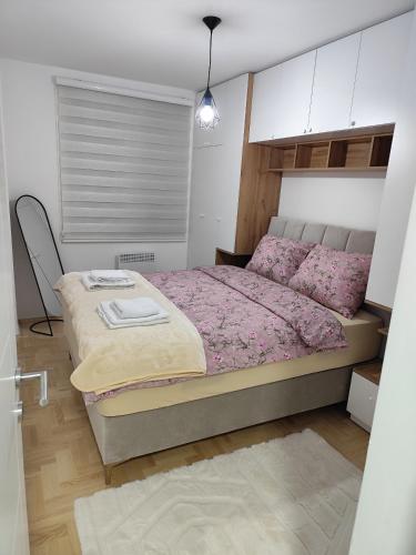 a bedroom with a bed with a purple comforter at Stan na dan Lane Pale in Pale