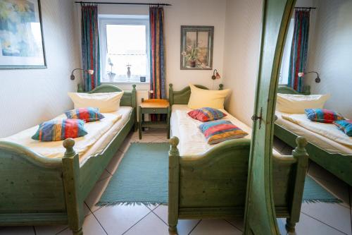 een kamer met twee stapelbedden en een raam bij Ferienwohnung Tannenblick 4-3 in Oberhof
