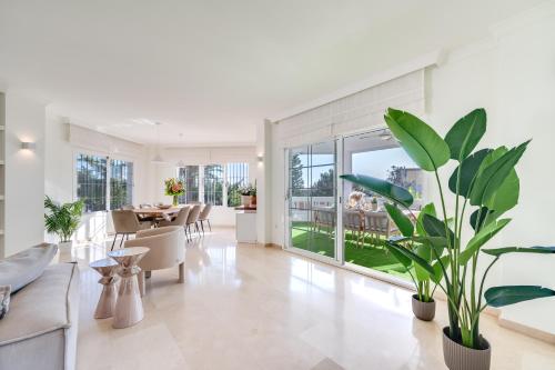 VACATION MARBELLA I Villa Azahar Retreat, Paradise for Golfers, Private Heated Pool, BBQ Grill, Close to the Best Beaches and High-end Restaurants